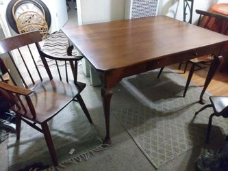 Table to chairs antique USA brand