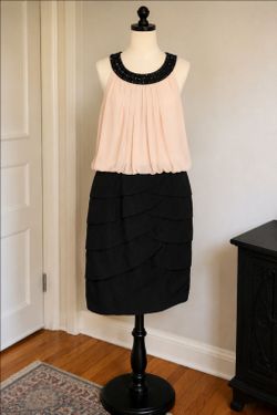 Size 10 The Collection DRESSBARN chiffon with stretchy bottom midi dress