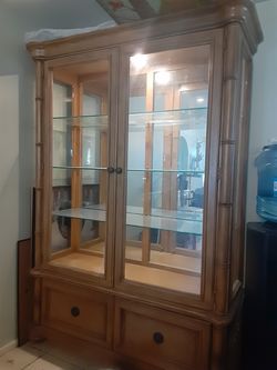 Curio hutch