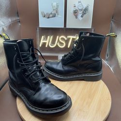 Dr. Marten’s 1460 Women’s Smooth Leather Lace up Boots Sz 7