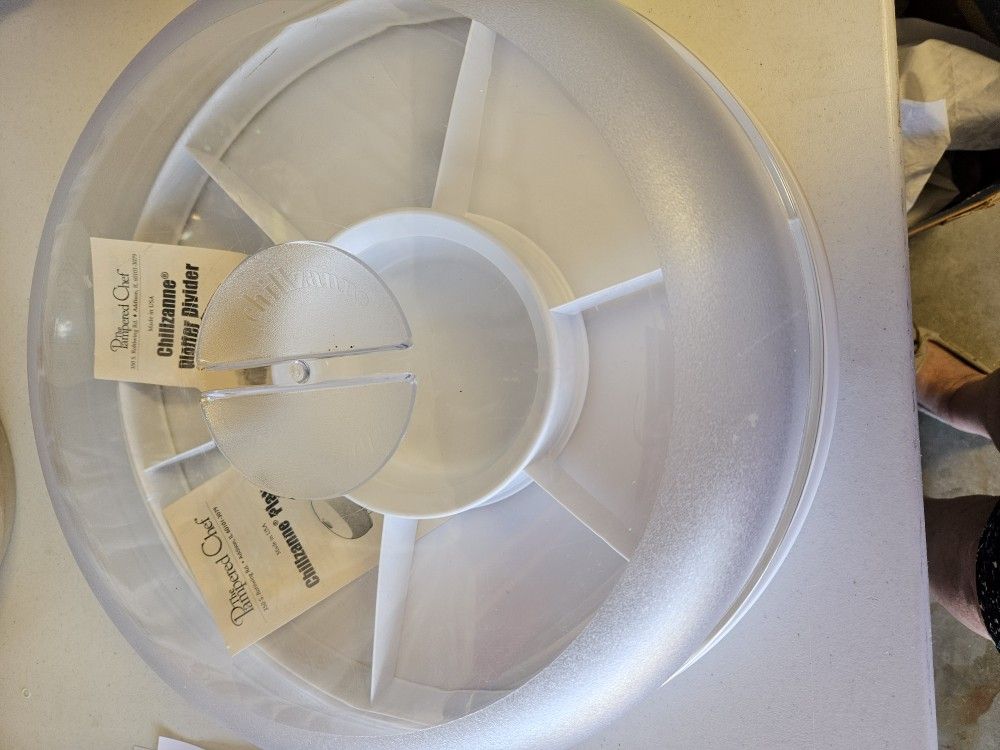 Pampered Chef Chillzanne Platter Divider.. 7 Removable Compartments. 14 " Diameter. Keeps Food Chilled For Hours. New.