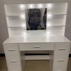 7 drawer vanity with lights