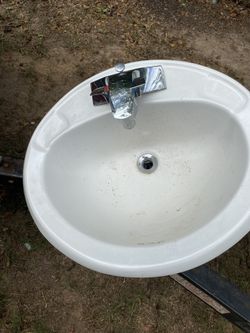 Round Sink with Fixtures 