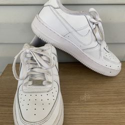 White Nike Air Force 1 size 7Y unisex