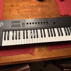 Native Instruments Komplete Kontrol A49 MIDI Keyboard – Like New