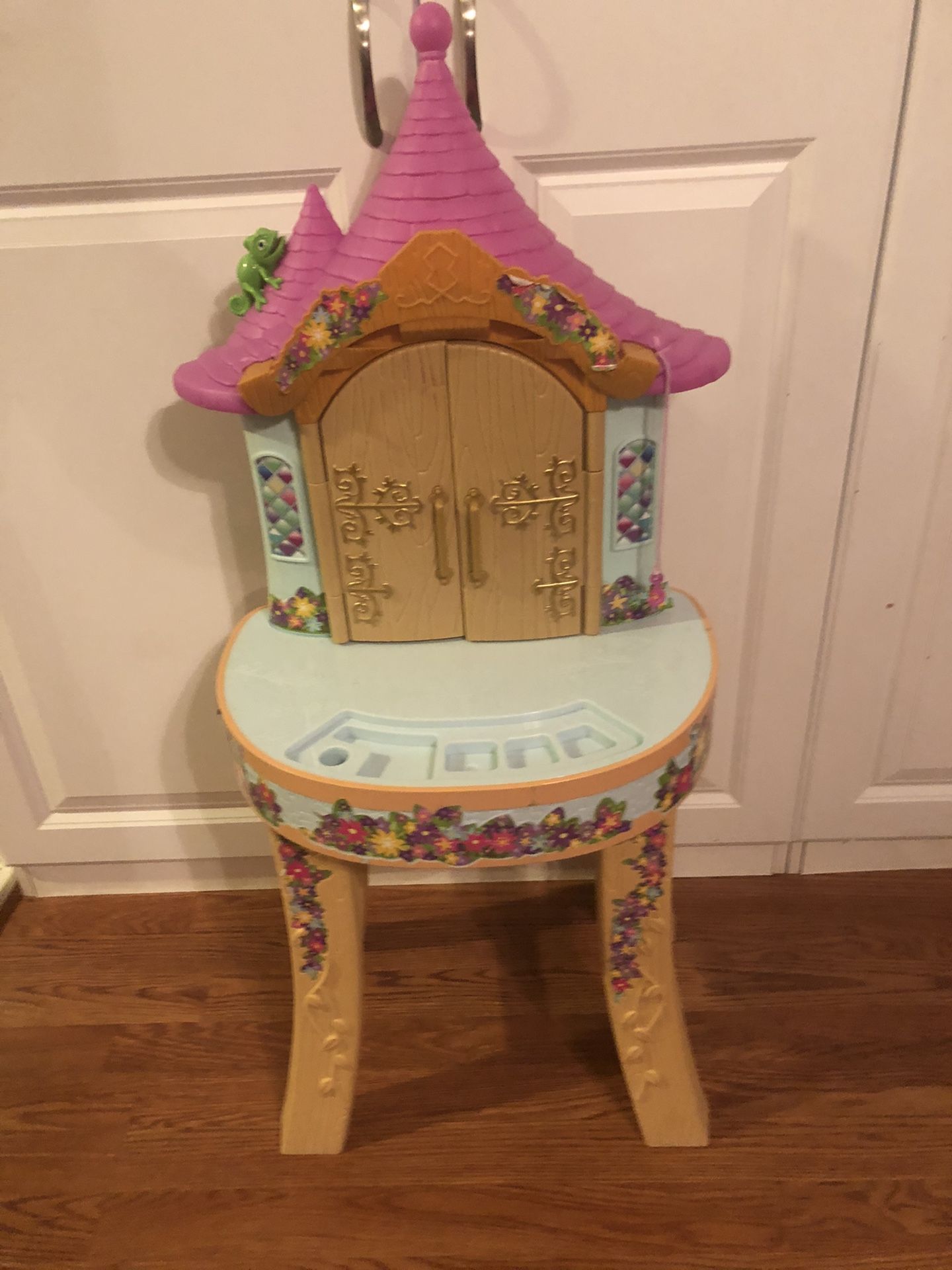 Small Rapunzel Vanity Missing Some Pieces Only $5