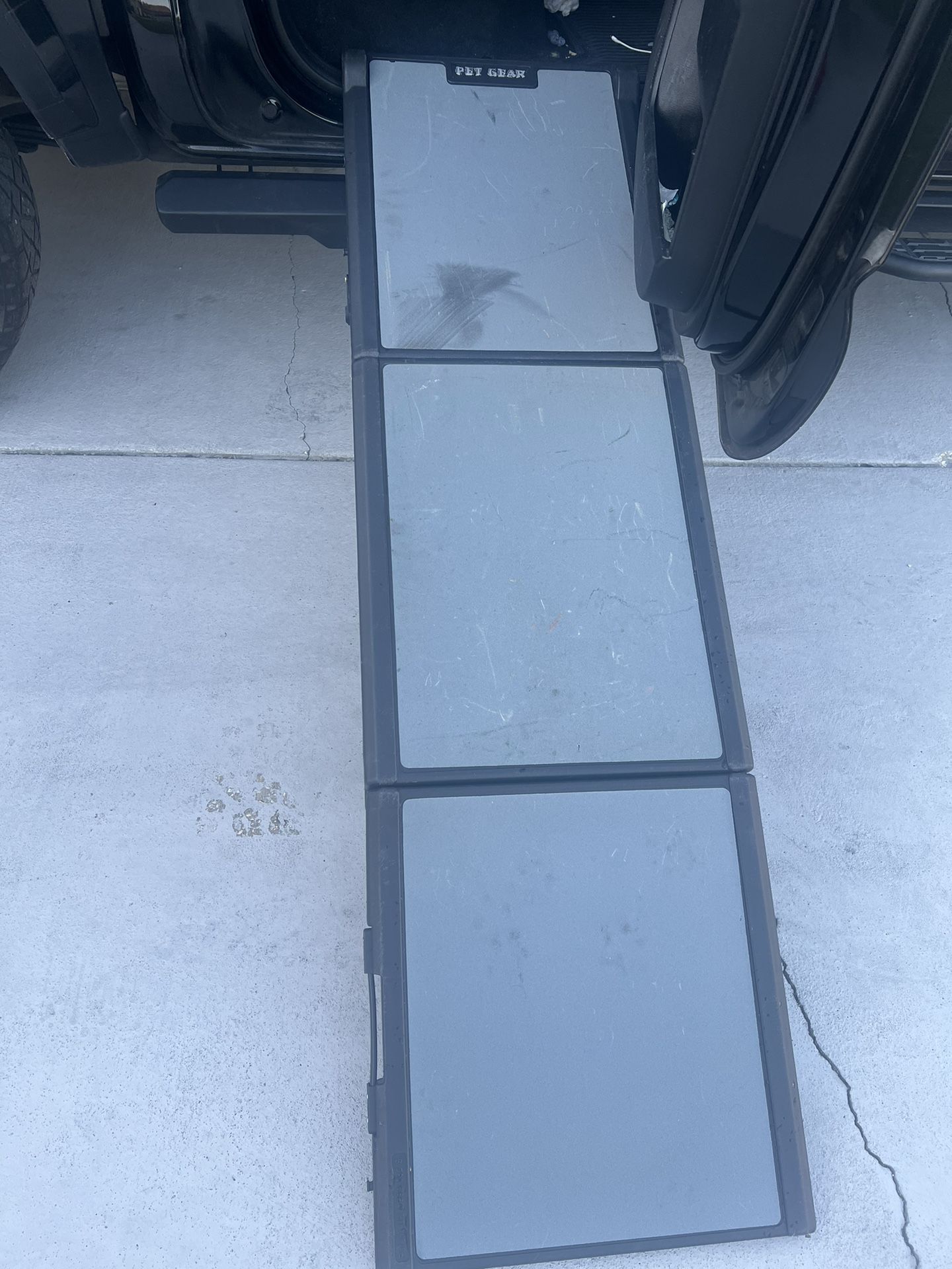Pet Gear Full Length Extra Wide Tri-Fold Pet Ramp The Pet Gear Full Length Extra Wide Tri-Fold Pet Ramp is a portable, compact ramp for pets who may n