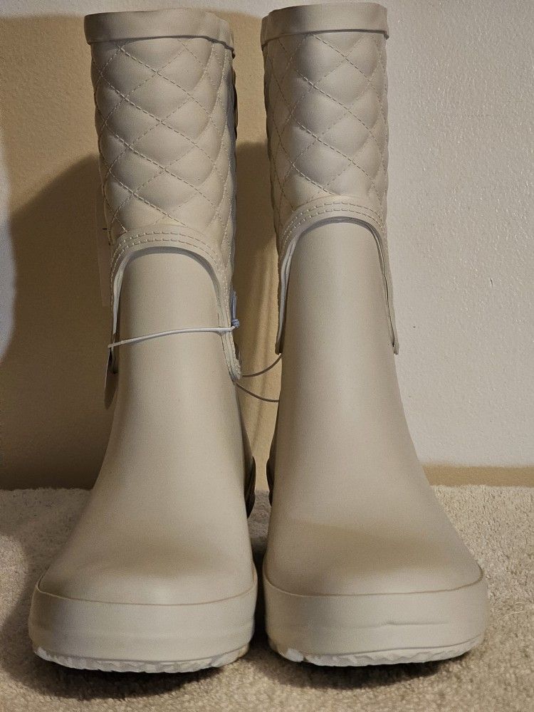New, size 7 White Water Resistant Women Boots