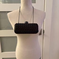 This elegant piece is the Knot clutch, a true fashion icon. It is distinguished by its sophisticated intrecciato weave, a signature artisanal techniqu