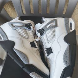 Jordan 4 White Cement Size 11(NO TRADES PRICE IS FIRM)