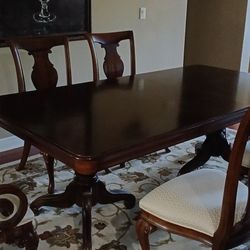 Dining Room Table & Chairs With  2 leafs