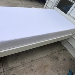 Twin Size Bed Frame With Matress. Cama Twin Con Colchon.