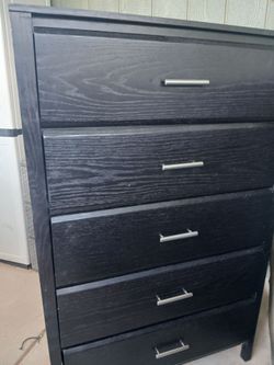 Black Wood 5-Drawer Chest Dresser