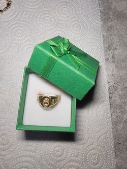 Tengo a la venta anillo de oro 14k pesa 5.7g