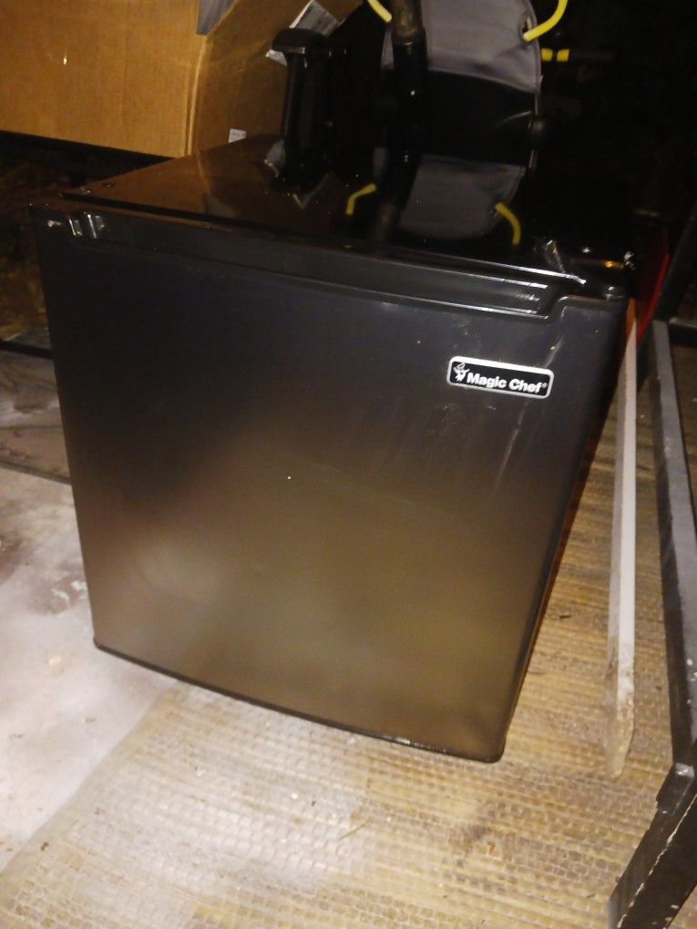 Like Brand New Magic Chef Mini Frig 30 Firm
