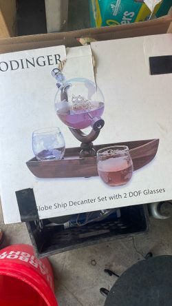 una decorasion de vebida viene el barco y la botella para vino