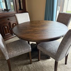 Dining Room Table & Chairs