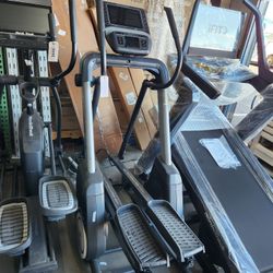 Used Nordictrack FS10i freestride trainer Elliptical  - 10% incline -10% decline - 350$ 