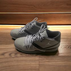 Grey mens Size 9 Nike air jordans Nice Condition