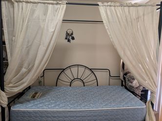 Canopy daybed