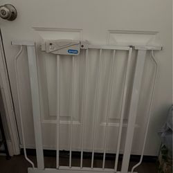 Baby gate w/ extender screws