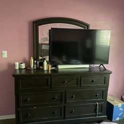 Four Piece Wooden Queen Bedroom Set with Mirror