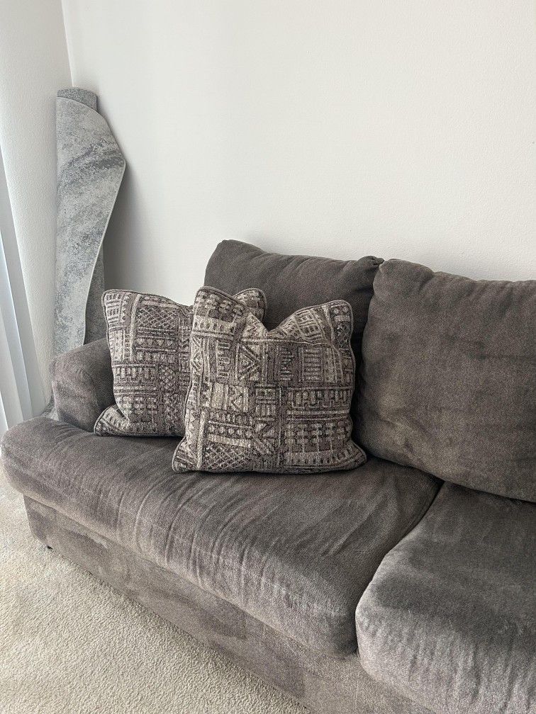Couch+ 2 Pillow Like New