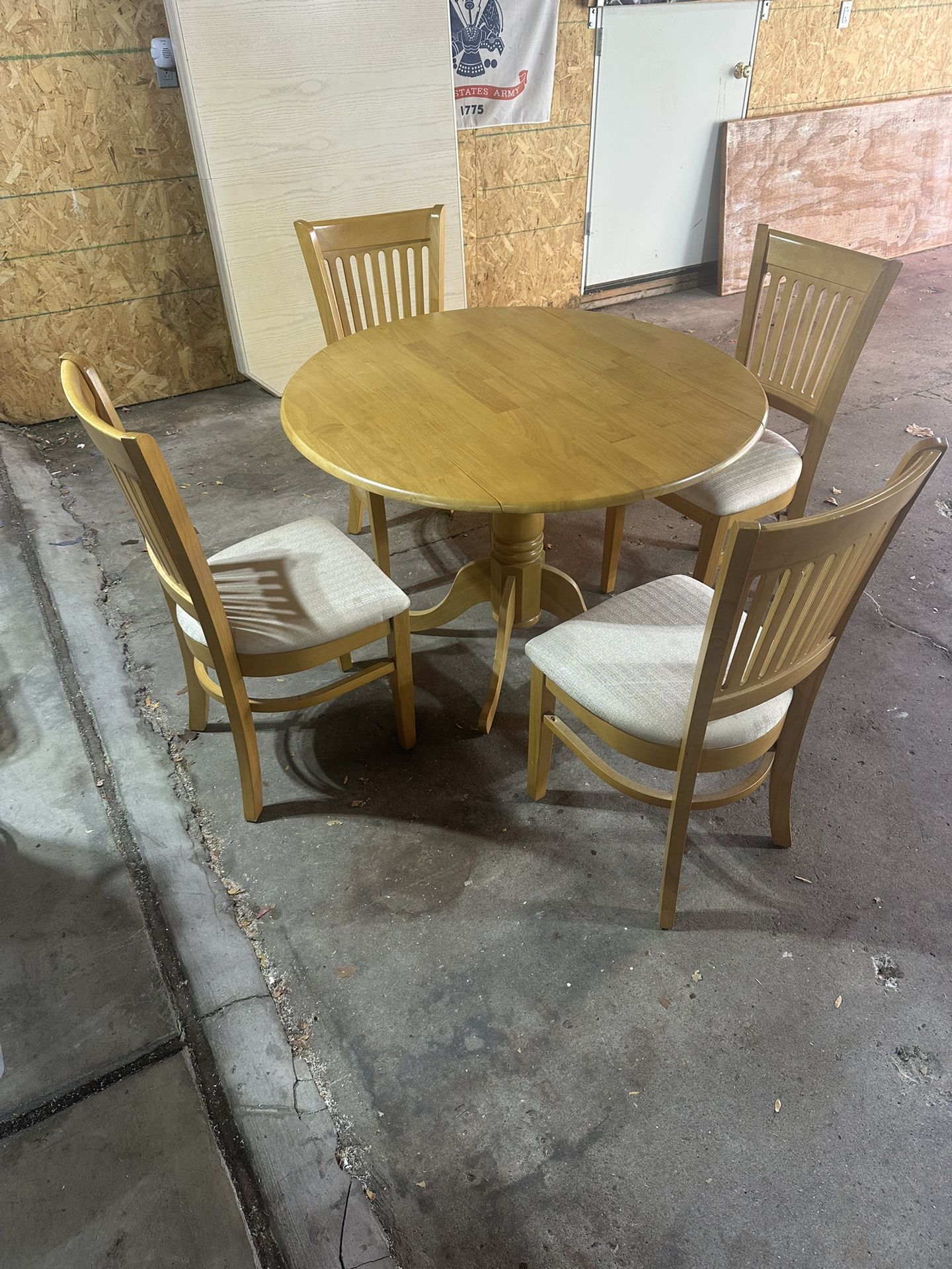Round Wooden Drop Leaf Table With 4 Chairs