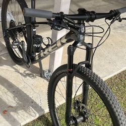 Medium Trek Carbon  Pro Caliber 9.7 Mountain Bike 29’ Carbon Wheelset Bontrager Tubeless ..12 Speed. 