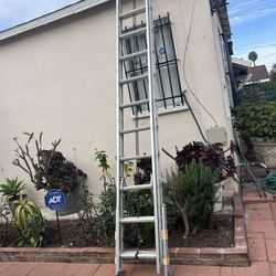 Escalera de 24 pies de aluminio, casi nueva