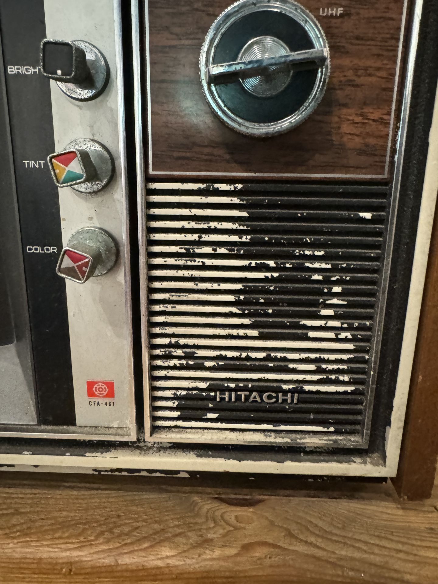 1971 Hitachi CFA-461 13” Vintage Woodgrain Console TV for Sale in