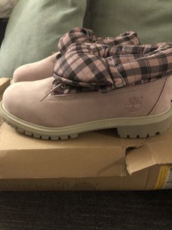 Brand New timberlands pink size 5 women size