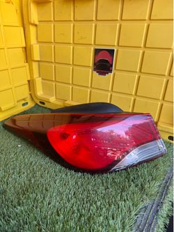 2014 Hyundai Elantra Left/Driver Side Tail light