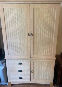 Wooden cabinet/TV hutch