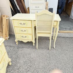 🌹VINTAGE DESK /4 DRAWER AND CHAIR🌹
