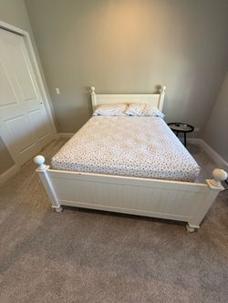 Full Size bedroom set with Mattress and Dressing table