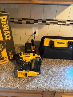 Dewalt 15. Coil roofing nailer kit