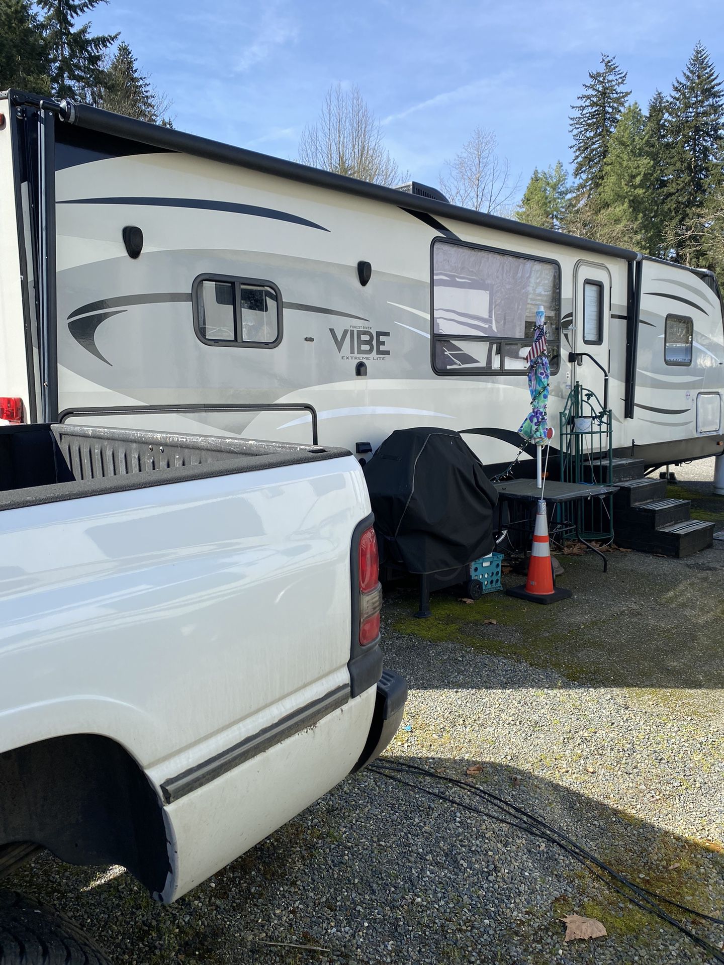 2014 35 Ft VIBE RV trailer. Used But Still In Decent Condition. 