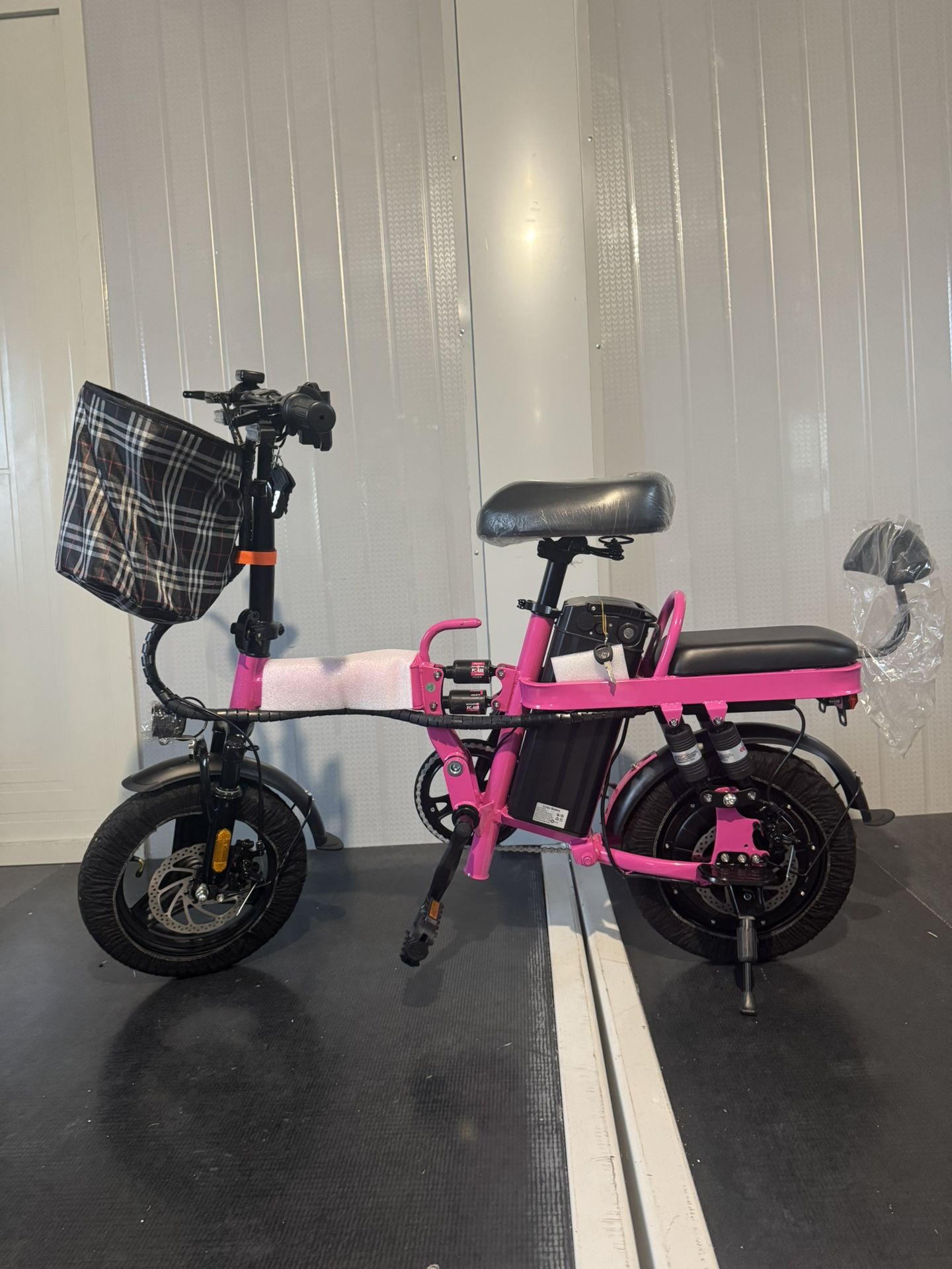 Folding electric bicycle