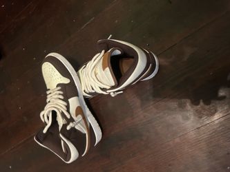 Tennis shoes