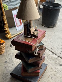 Mesita de libro con su lámpara  table decore with it’s lamp