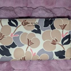Kate Spade Cameron Breezy Floral wallet NWOT (Sold Out Everywhere!)

This is an incredibly hard to find wallet.

New, without tags.

MSRP $119.

