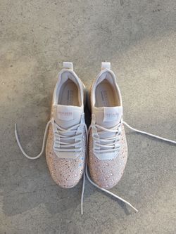 Sketchers women size 9.5 ivory step in