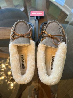 Minnetonka slipper moccasin Size 5 NWT