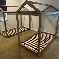 RH COLE HOUSE/ TWIN BEDS / IN GOOD CONDITION/ CONDITION/ DELIVERY NEGOTIABLE