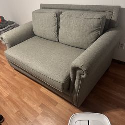 2-Seater Loveseat Couch – Excellent Condition