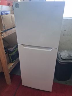 Insignia Refrigerator - 18 Cubic Feet