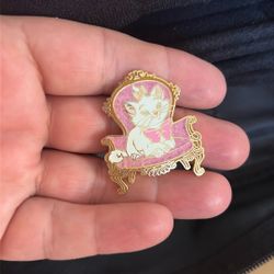 Disney 2007 The Aristocats Marie Sitting in Chair Spotlight Series Pin 