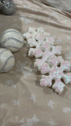 Glittered snow flakes + 2 gorgeous Snowballs.