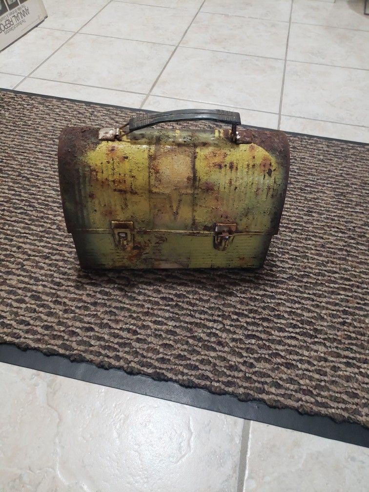 Classic  / Vintage Metal Lunch Box